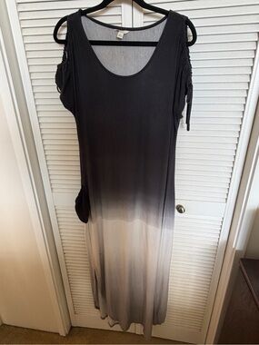 Women's Ombre Scoop Neck Maxi Dress - Black to Gray. Cold shoulder.
